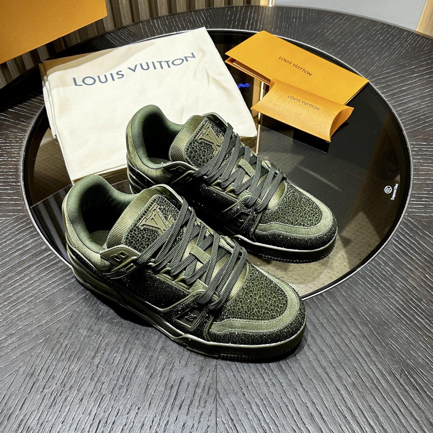 L*V TRAINER Sneakers