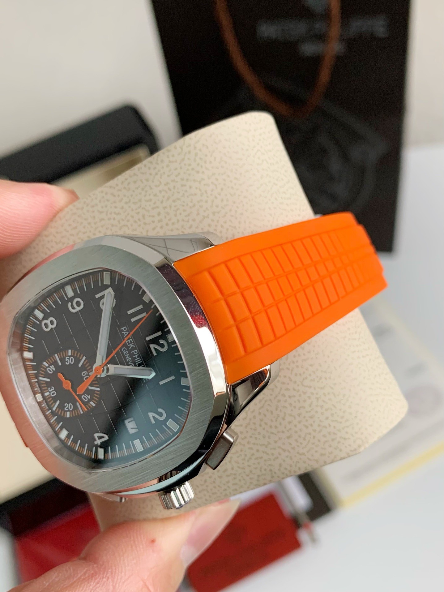 PATEK PHILIPPE AQUANAUT Series 120-meter waterproof wristwatc h, 42.2mm