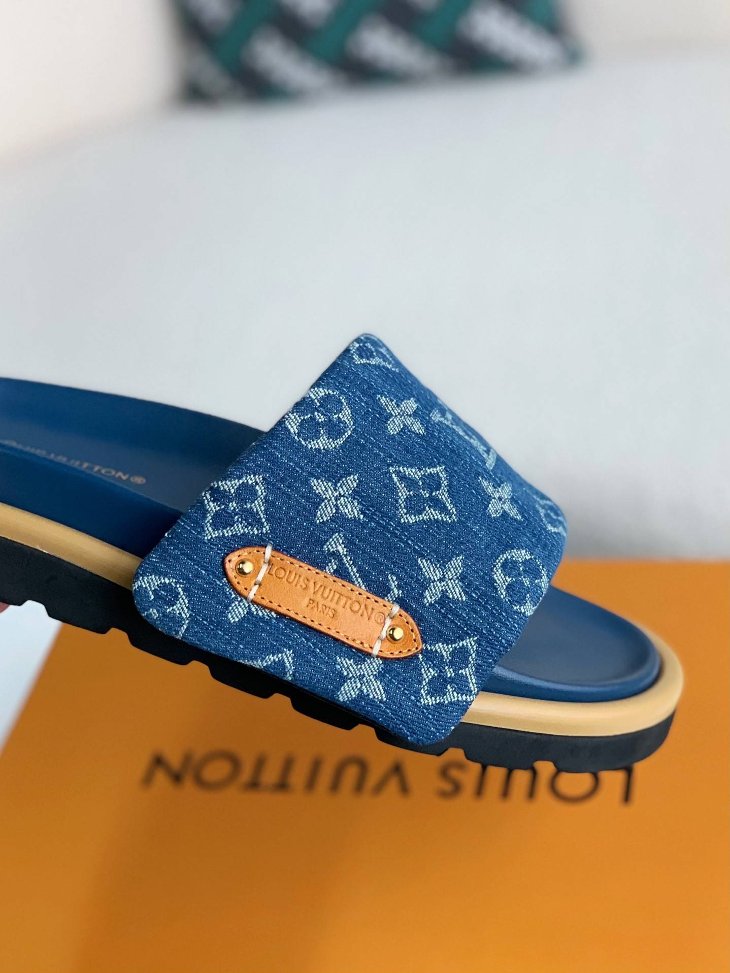 L*V SLIPPERS