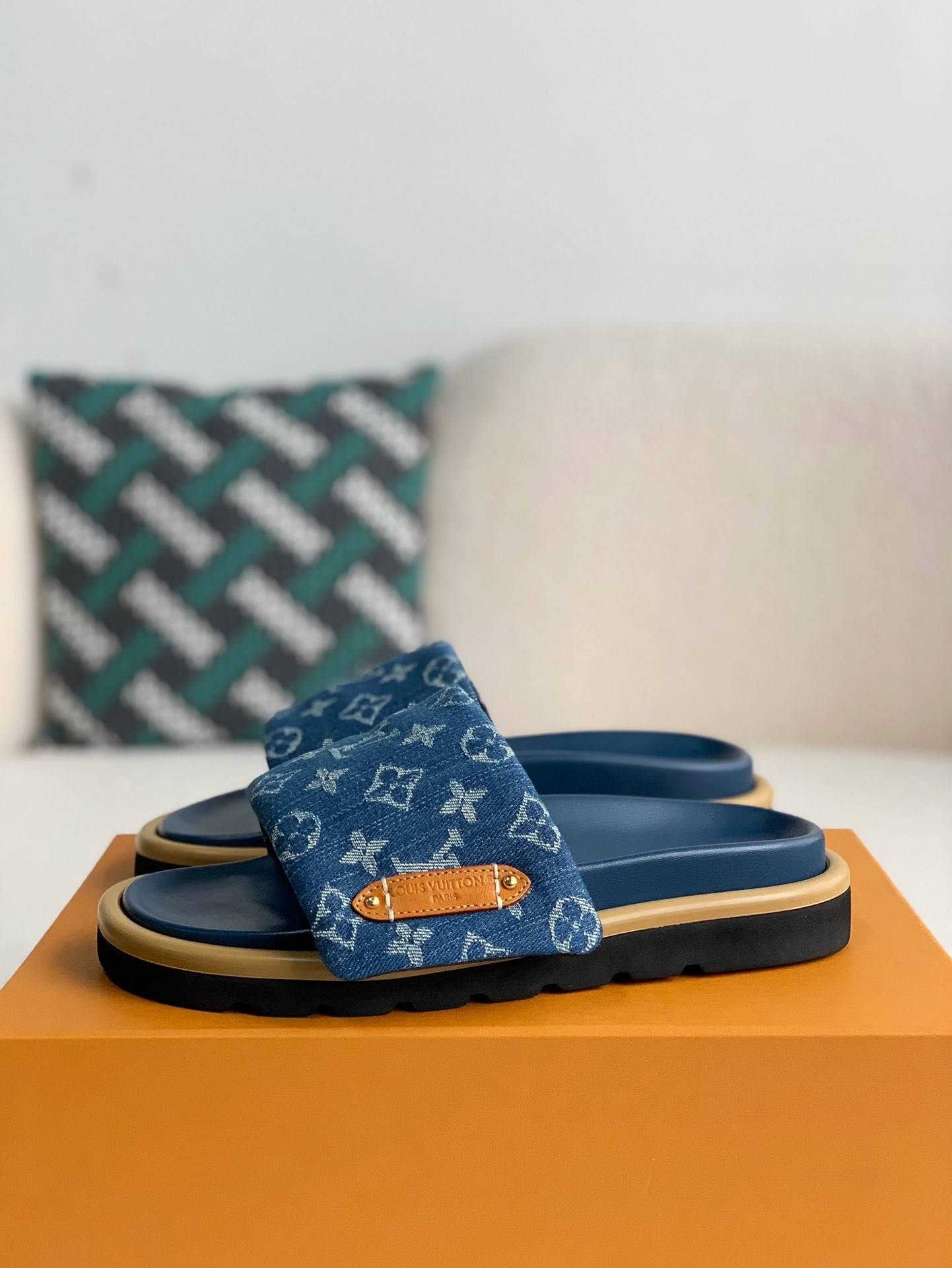 L*V SLIPPERS